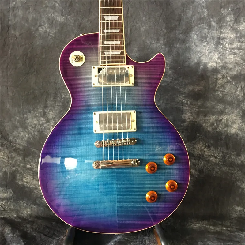 

Электрогитара высокого качества, корпус из массива красного дерева с верхом из синего пламени клена, мост tune-o-matic. Хромированное оборудован...