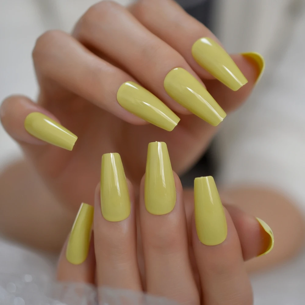 Блестящие желтые летние ногти красивой формы конические гробы накладные полное