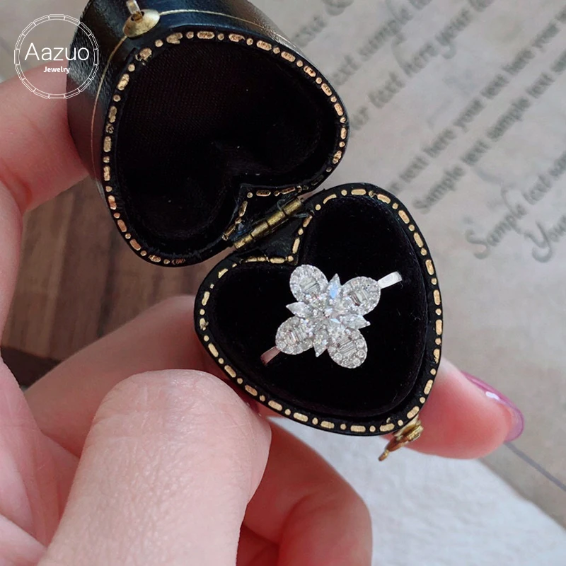 Женское кольцо из белого золота с 4 цветами карат