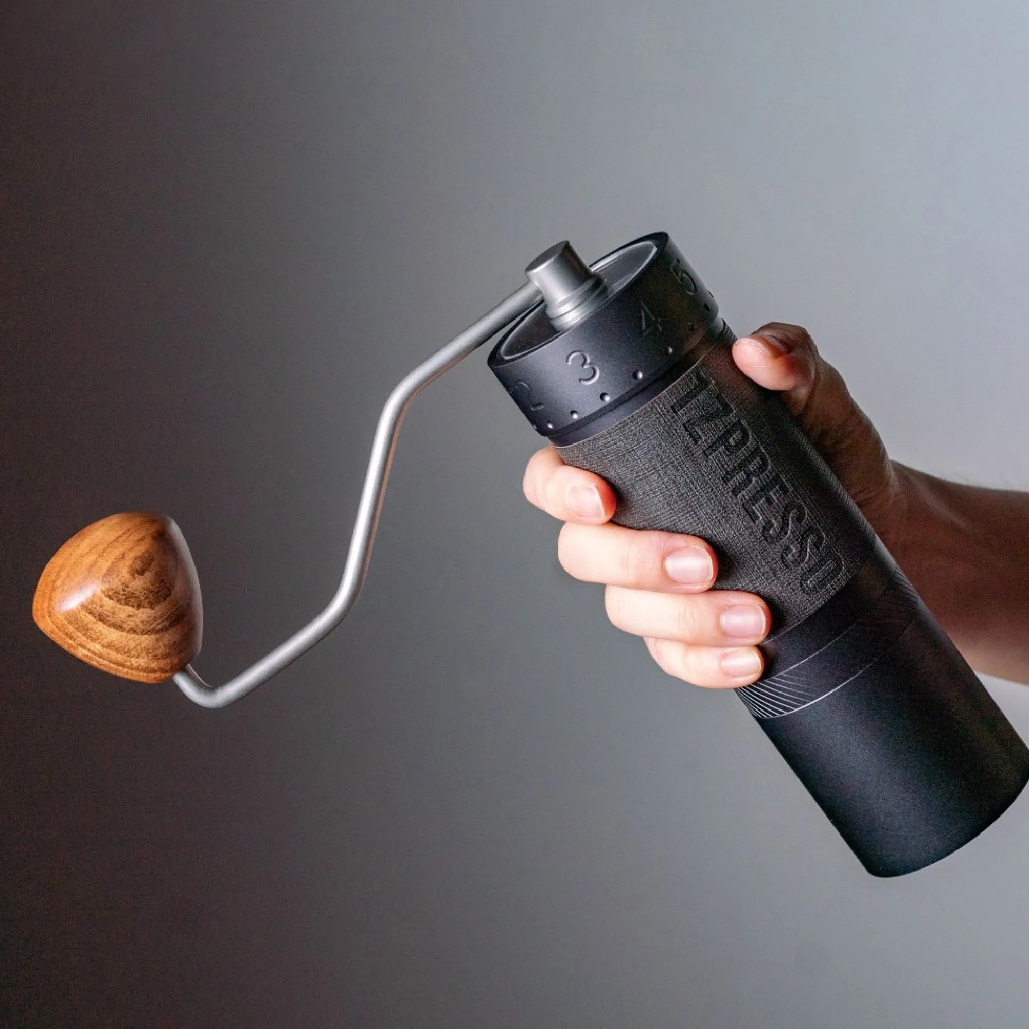 Molinillo de Caf&eacute; Manual 1zpresso J-MAX, 48mm, rebaba recubierta de Titanio dise&ntilde;ada para Espresso con un ajuste externo &uacute;nico-1