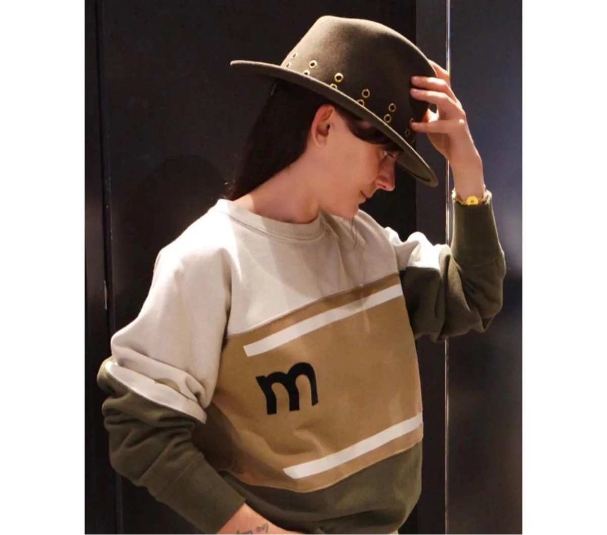 Уютный шикарный свитшот с надписями и цветными блоками спортивный пуловер