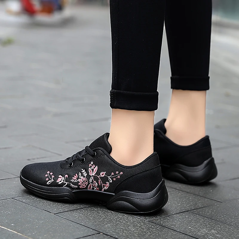 

Four Seasons Women Shoes Fashion Sneakers Flower Embroidery Mother Shoes Breathable Comfortable Casual Ladies Shoes 2021