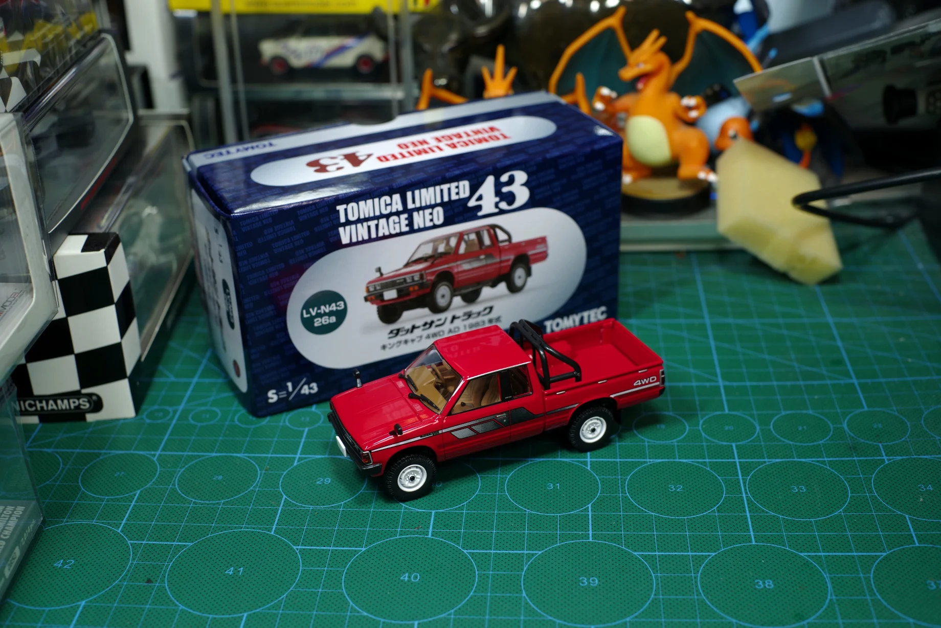 

Tomica tomytec ventage neo 1/43 TLV-NEO Datsun King cab 4WD Collect die casting alloy car models