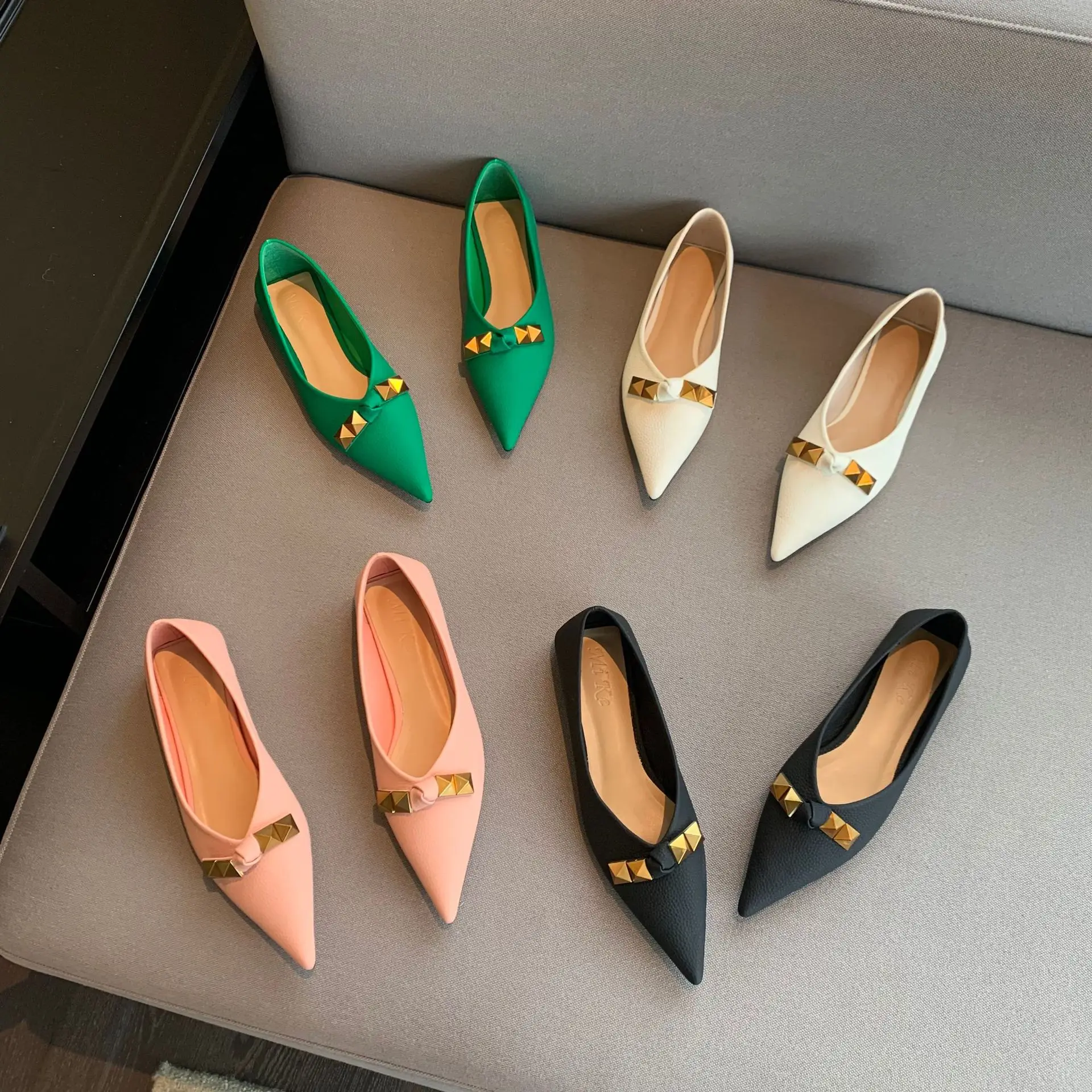 

Летняя обувь для женщин, женская обувь с острым носком, заклепки-гвоздики 2022, модное женское платье с бантом, новая модель, резиновая обувь-б...