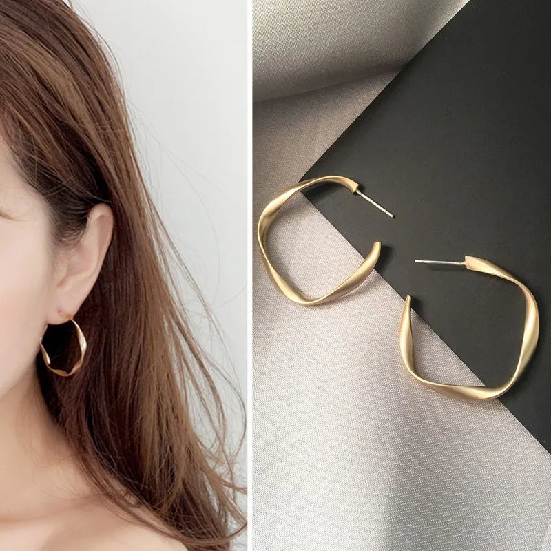 Женские ассиметричные матовые витые металлические серьги очаровательные