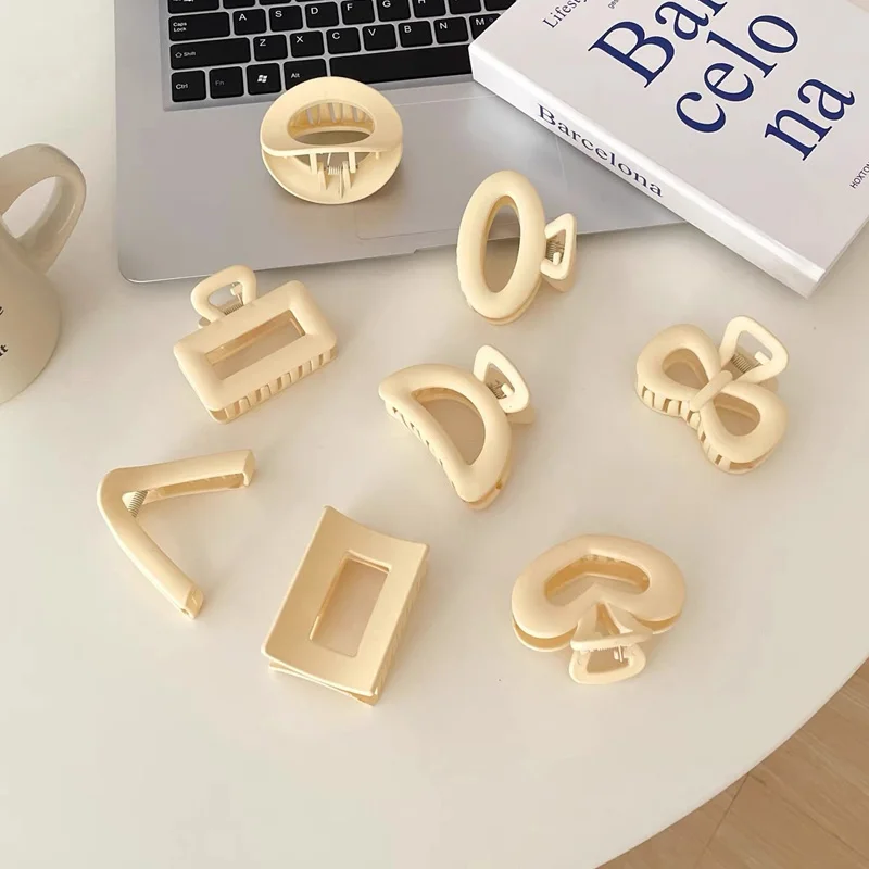 

Summer Romantic White Acrylic Geometric Hair Claw Bohemian Matte Irregular Hollow Head Hair Clip for Women Wedding Jewelry