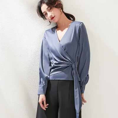 Женская атласная блузка с запахом голубая фиолетовая красная глубоким V образным