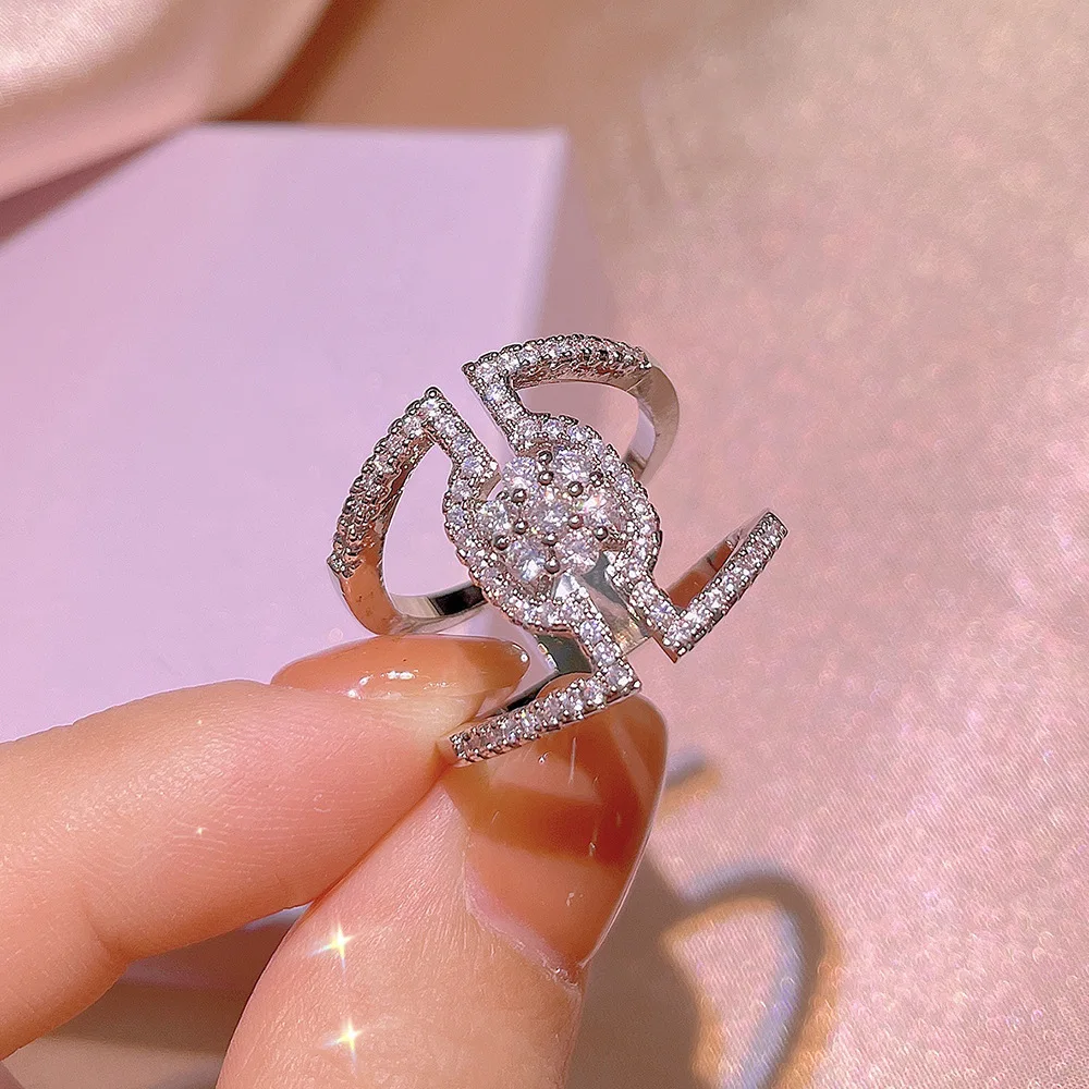 

Женское Двухслойное кольцо из серебра 925 пробы с фианитом