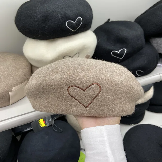 Cute beret. вязаные береты спицами. берет без козырька. берет с сердцем. берет с сердцем.