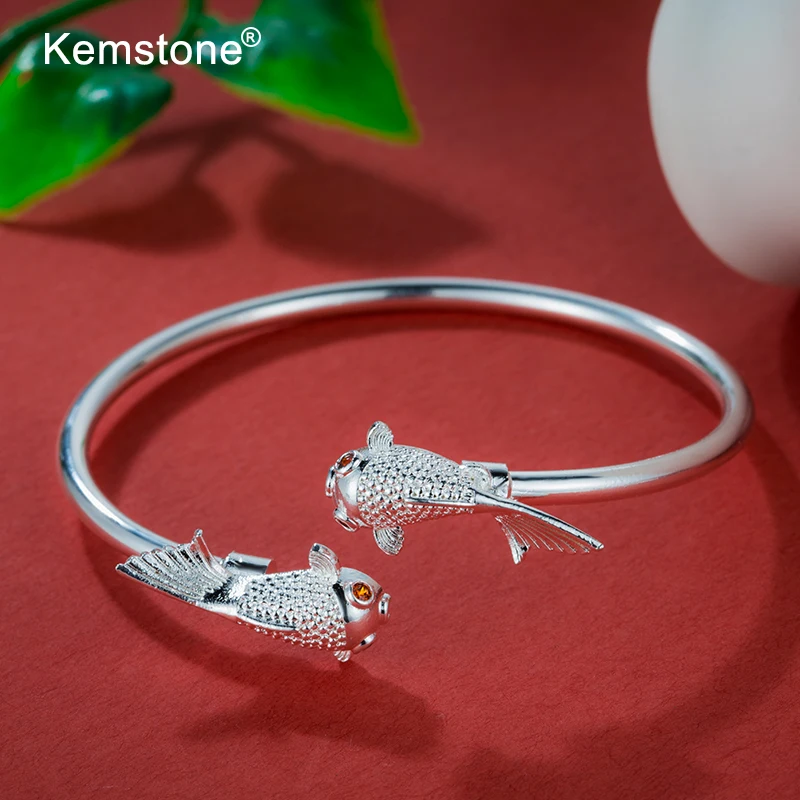 Женский браслет серебристого цвета Kemstone регулируемый с двумя красными рыбками и