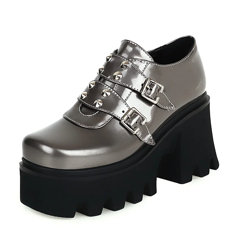 Туфли женские из лакированной кожи на платформе с заклепками золотистые