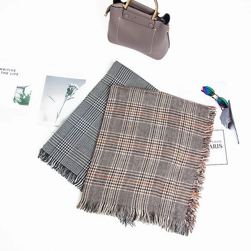 

Шарф женский, коричневый, в черно-белую клетку с кисточками