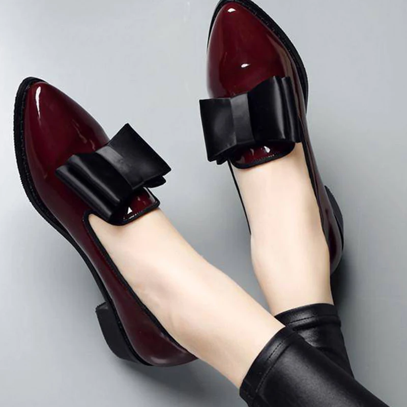 Женские офисные туфли на плоской подошве с острым носком и бантом Удобные