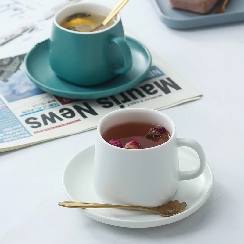 Кофейная чашка и блюдце с подсветильник кой северной части европейская