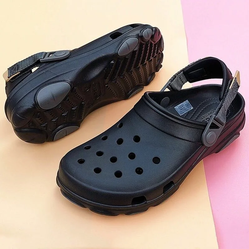 

2021 Beach Sandals Summer Fashion Men Slippers Crocses Slides Hole Shoes Nonslip Stitching Color Light Buckle Shock Relieve Sole