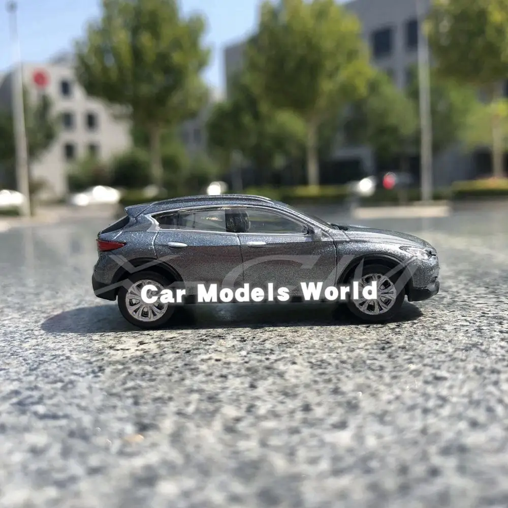 Литая модель автомобиля QX30 1:64 (серый) + небольшой подарок! |