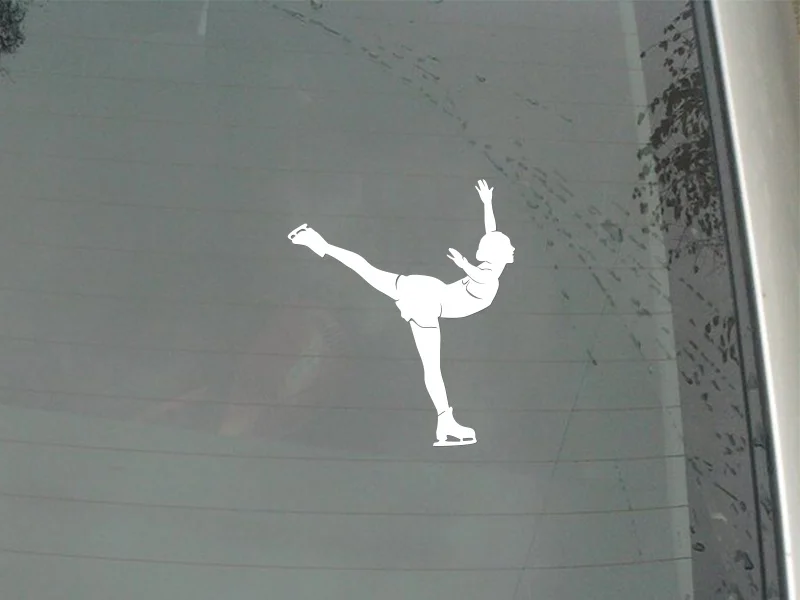 Красивая женщина с открытыми руками для фигурного катания автомобильные