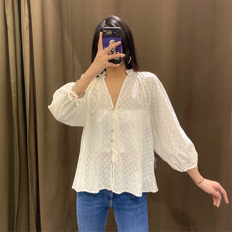 

MESTTRAF Women 2021 Fashion Hollow Embroidery Loose V-Neck Blouse Retro Long-Sleeved Button Blouse Streetwear