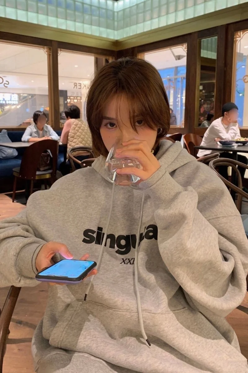 Женская толстовка средней длины серая Толстовка свободного покроя с плюшевой