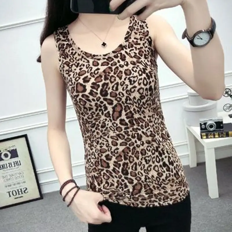 

2021 new fashion trend suspender vest women's big V-neck loose bottomed top digital printing foreign style summer