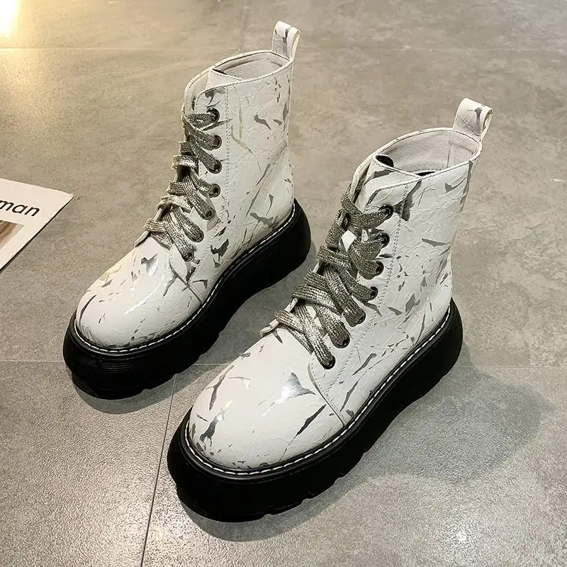 

Женские ботинки из высококачественной кожи на платформе, зимняя повседневная мотоциклетная обувь, мода 2021, Ytmtloy, круглый носок, квадратный к...