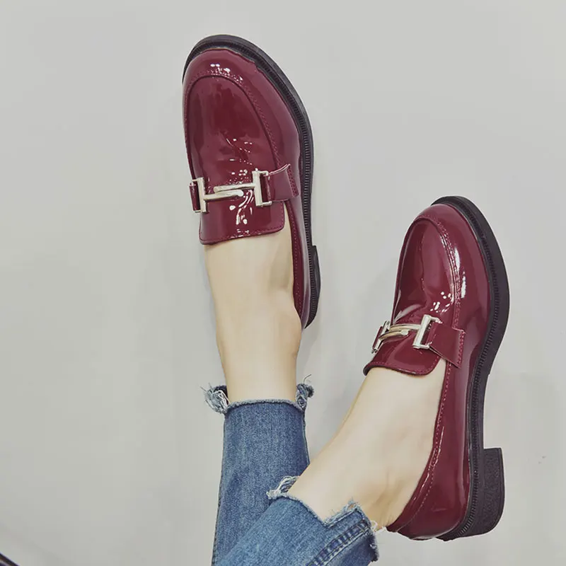 Женские туфли-оксфорды красного цвета лакированные кожаные мокасины на плоской