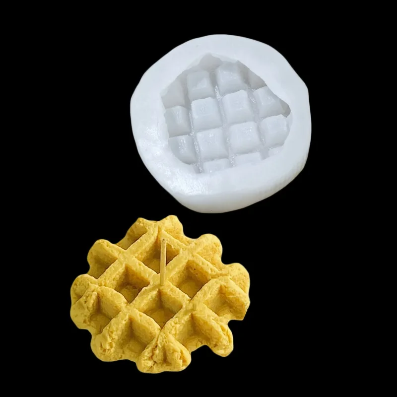 

Форма для выпечки шоколадных капель, украшенная силиконовыми формочками