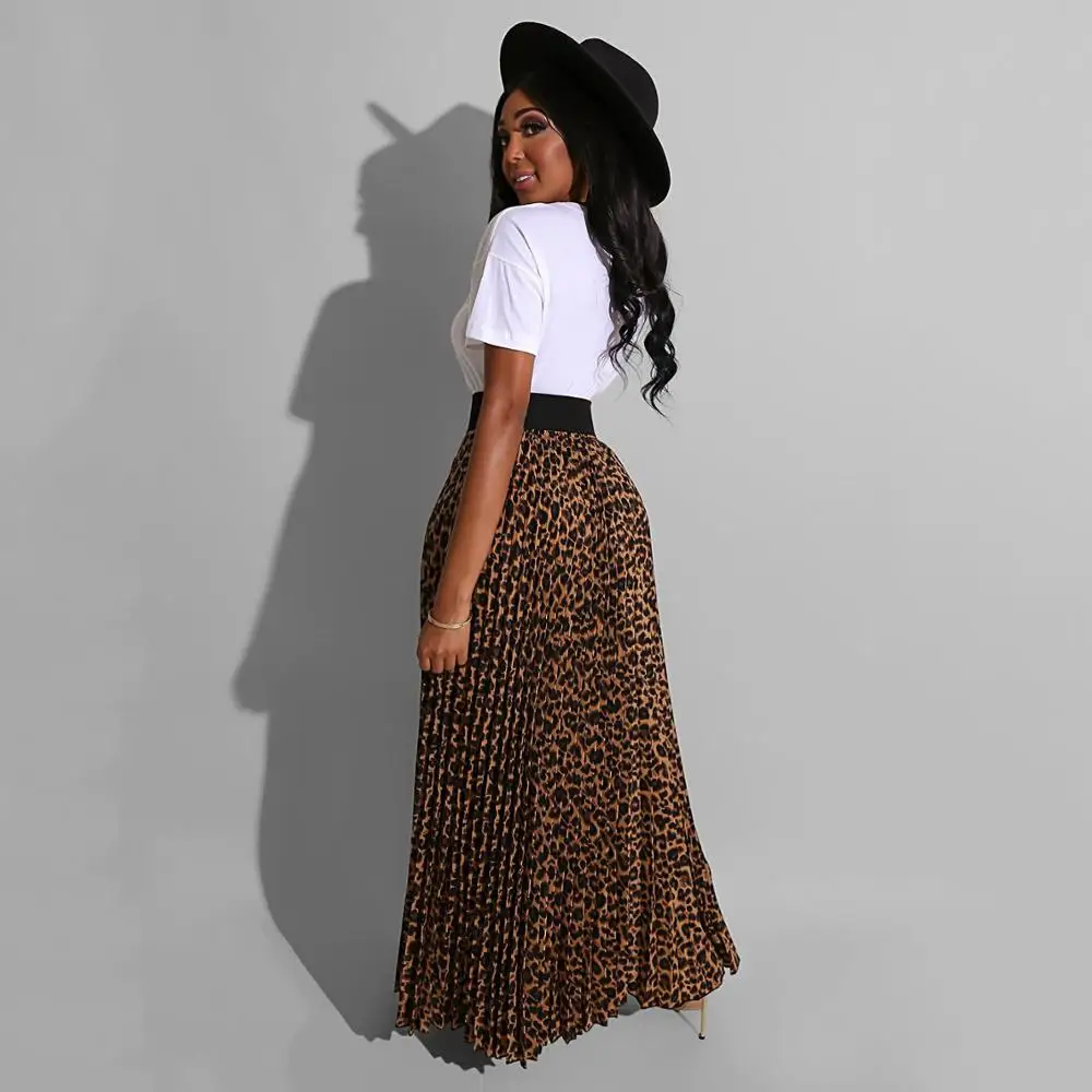 Женский комплект с футболкой коротким рукавом и леопардовой юбкой макси