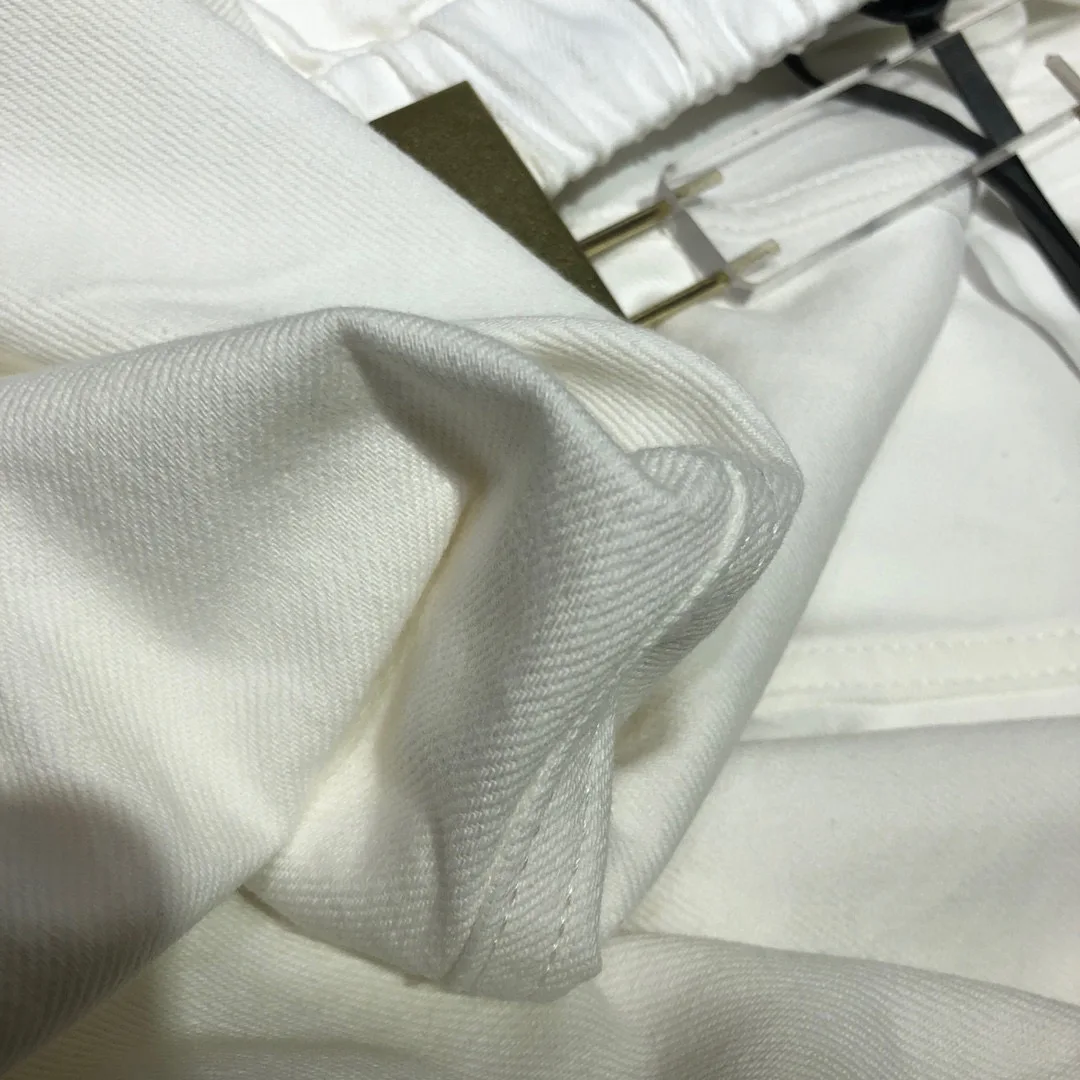 

2021 Summer New Women Fashion Casual cIrregular skirt design of white denim skirt for female.