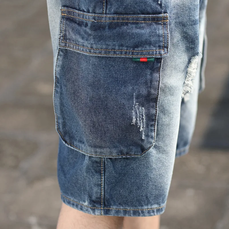 

he new summer denim shorts are baggy for men Medium - sized Japanese frayed 5 - minute trousers