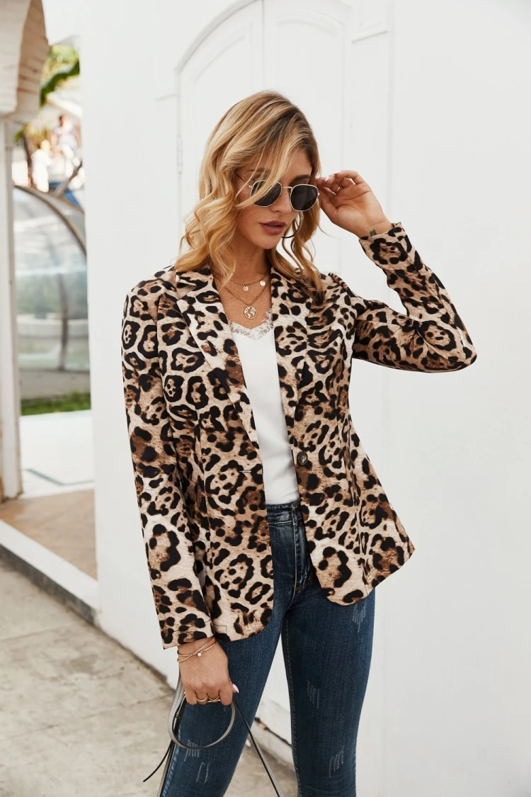 Женский двубортный блейзер с леопардовым принтом приталенный элегантный