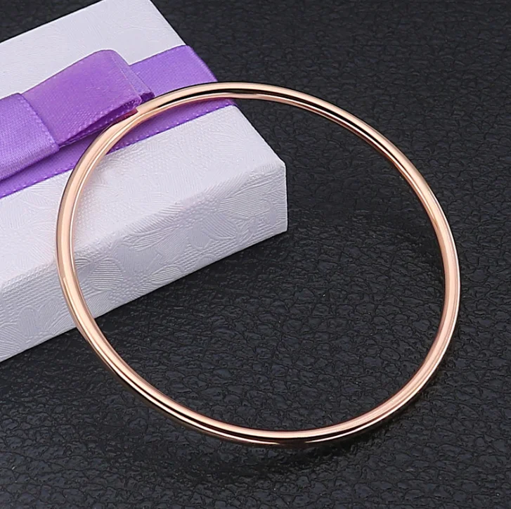 Красивый золотой круглый серебряный браслет на запястье с буквенным принтом