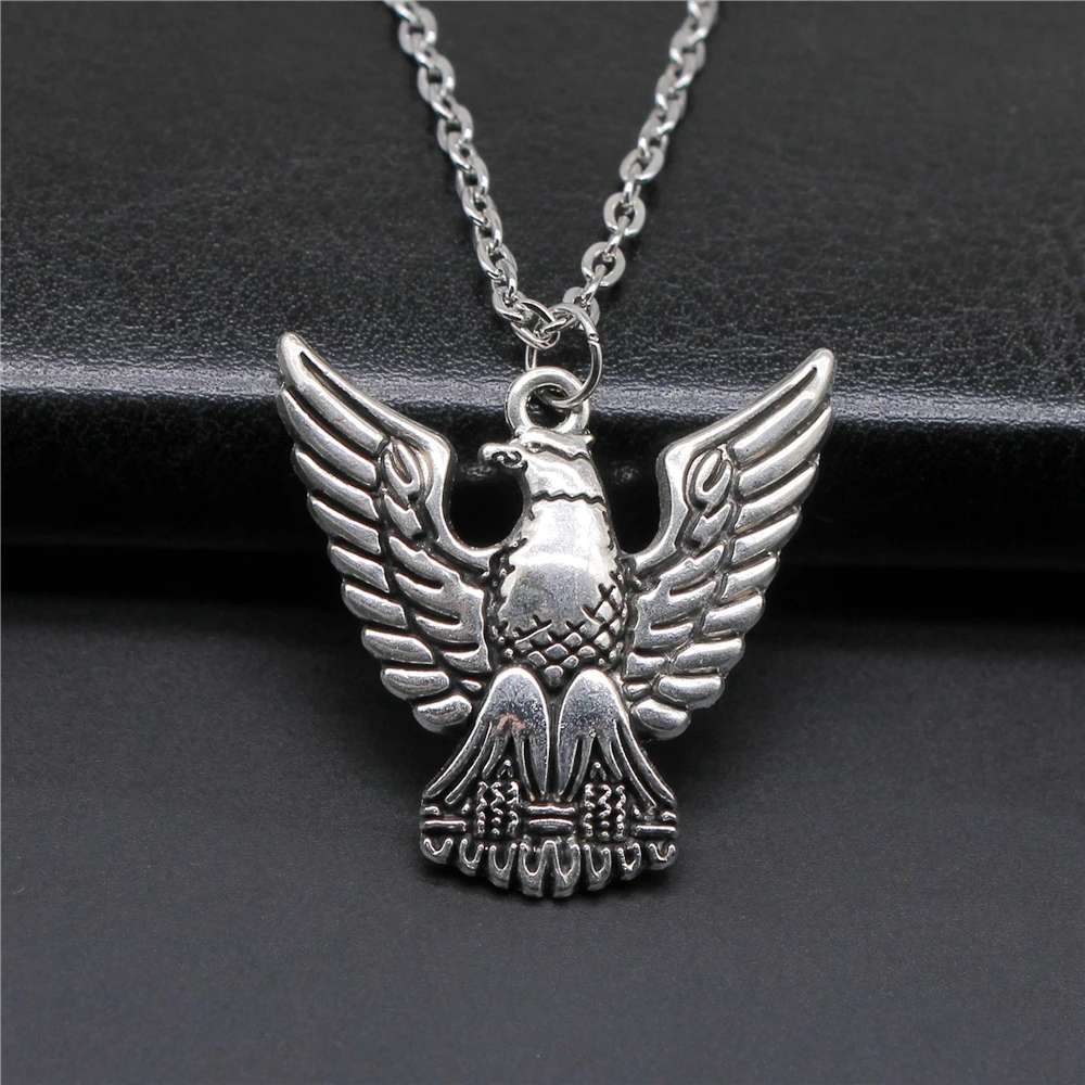 Модное ожерелье в античном стиле серебряного цвета с подвеской виде