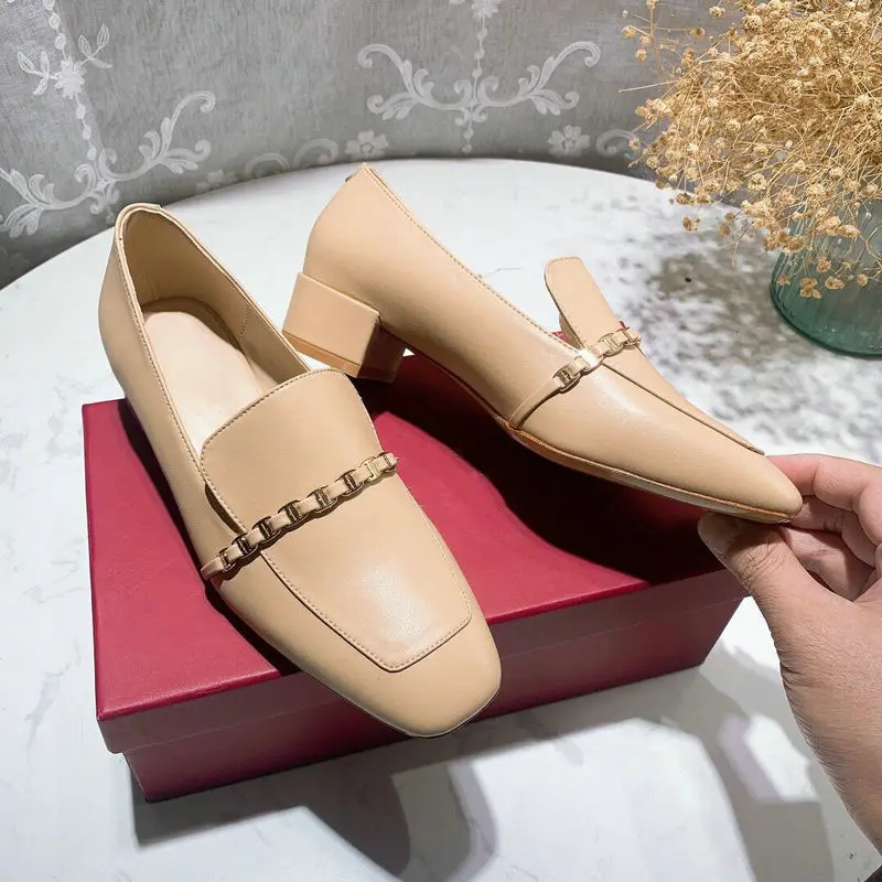 Туфли женские на среднем каблуке персиковые черные красные лоферы с металлической пряжкой цепочка круглый