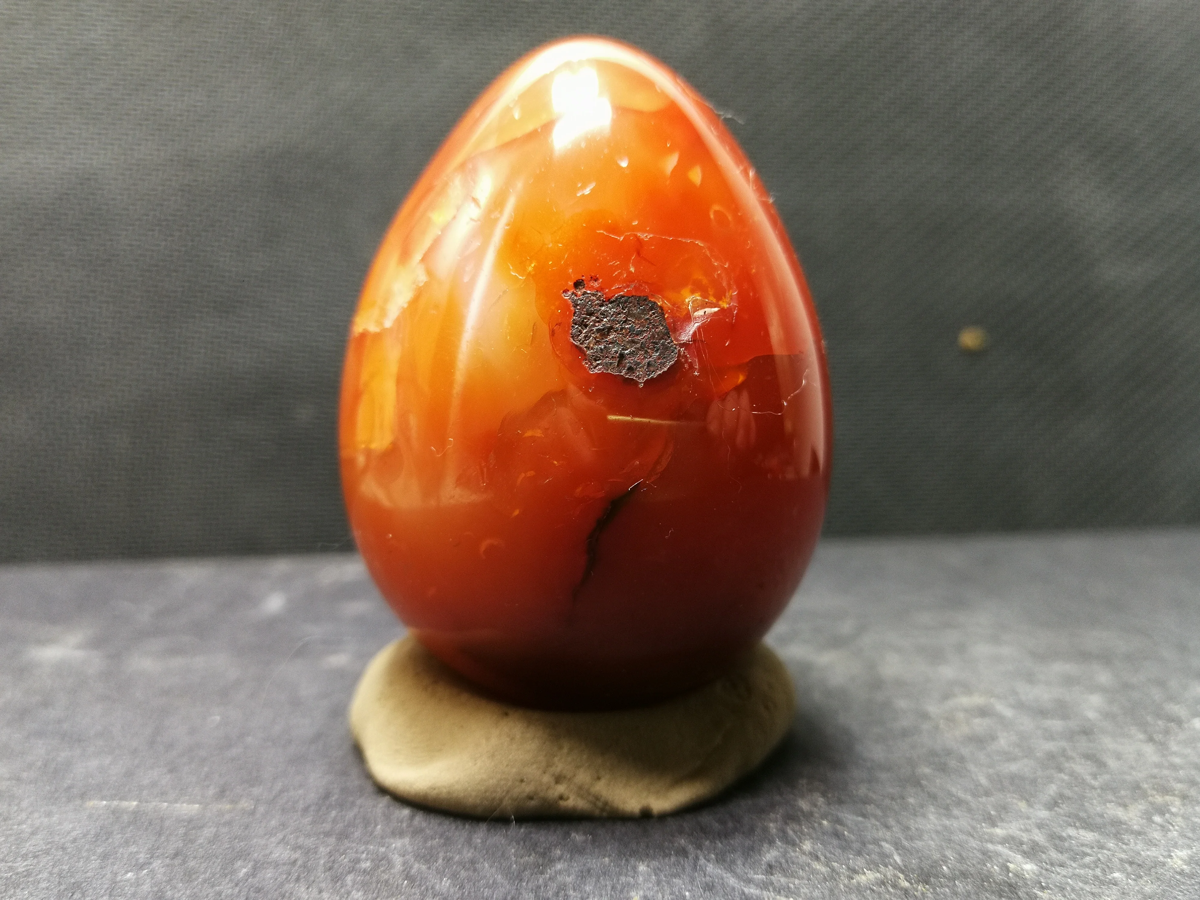 

116.2gNatural color red agate egg polishing quartz crystal healing stone, furniture accessories