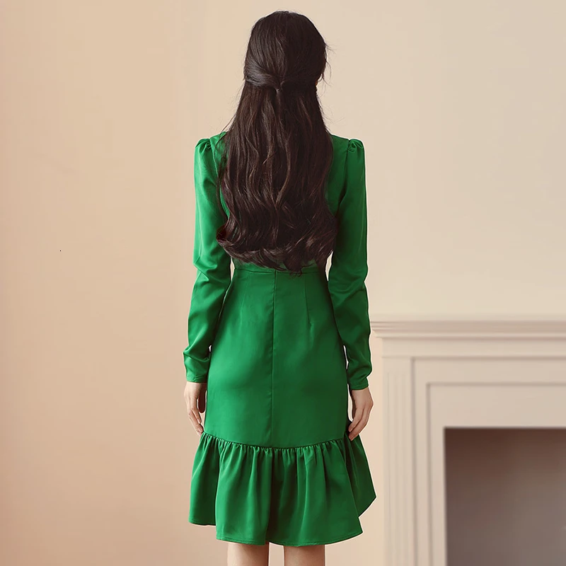 Женское платье с оборками TWOTWINSTYLE белое составного кроя V-образным вырезом