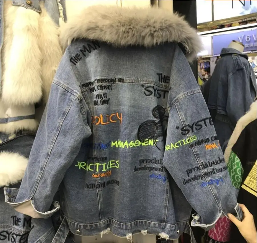 Женская джинсовая куртка с капюшоном и воротником из искусственного меха теплая