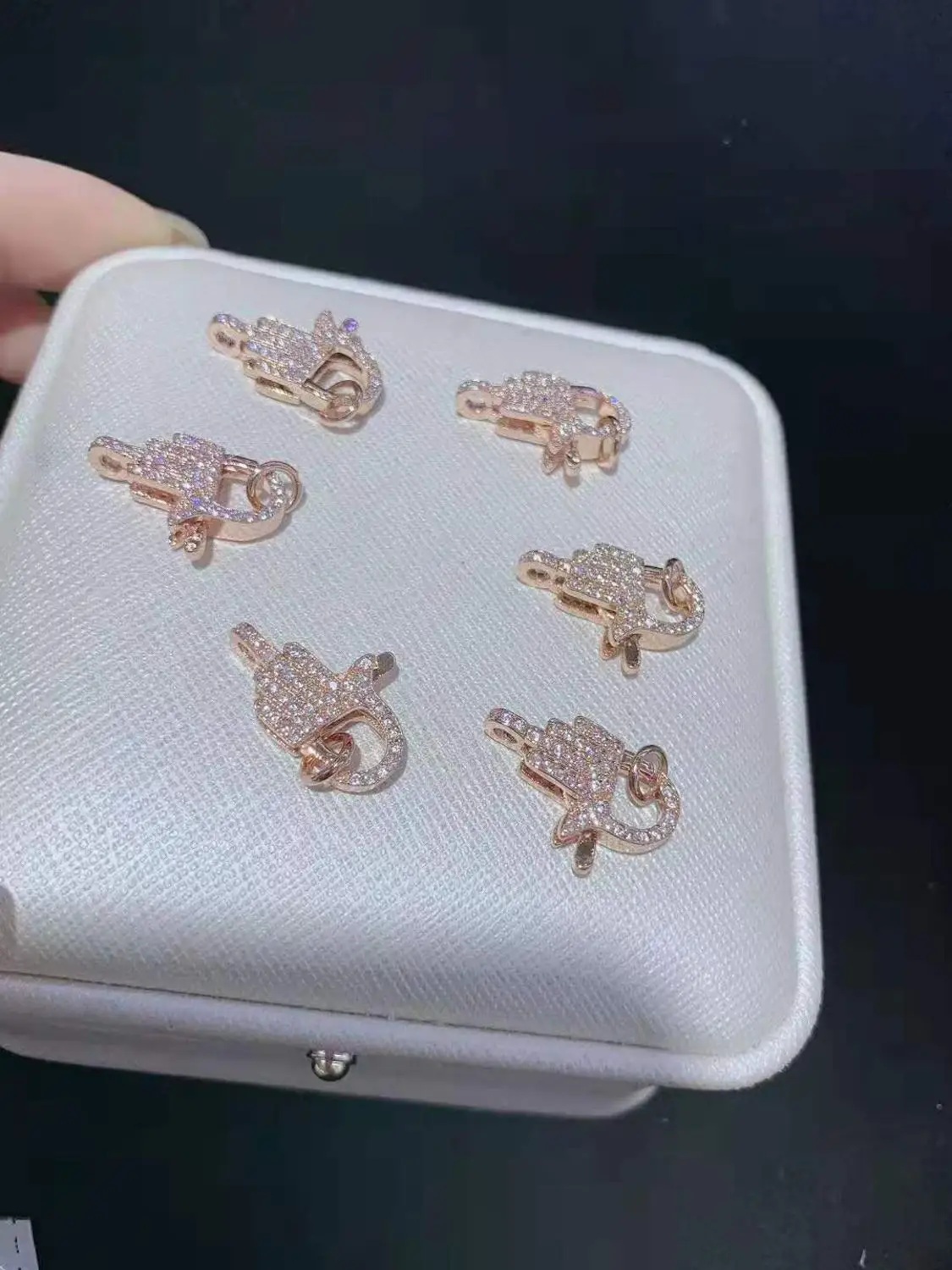 Высококачественная Красивая инкрустация фианитами четырех цветов застежка