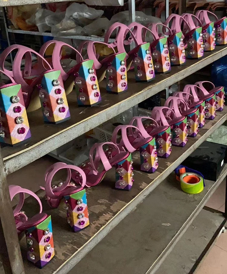 Розовые женские летние сандалии с ремешком на щиколотке массивном высоком