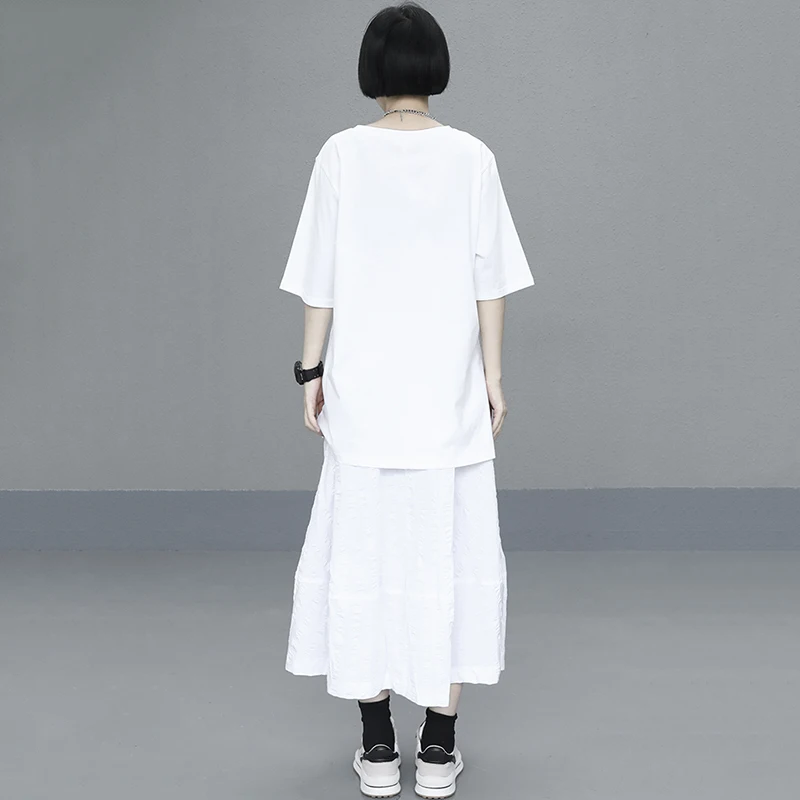 

[EAM] Women White Black Letter Slit Irregular Long T-shirt New Round Neck Half Sleeve Fashion Tide Spring Summer 2021 1DE0049