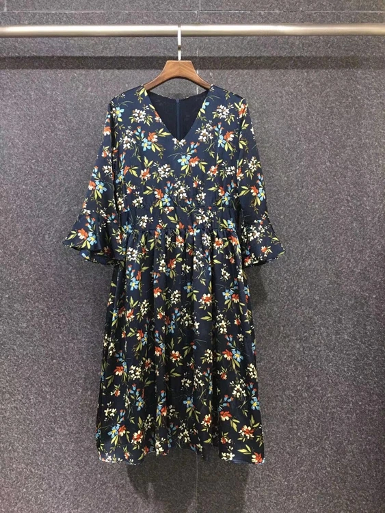 

Женское облегающее платье с цветочным принтом и V-образным вырезом