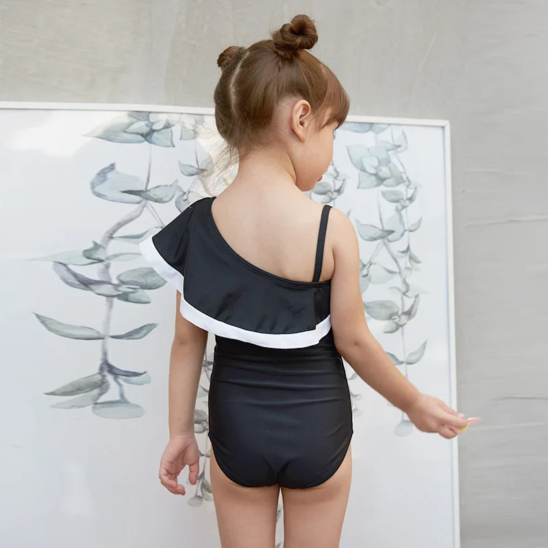 Купальник для девочек бикини с косыми плечиками и рюшами детский купальник