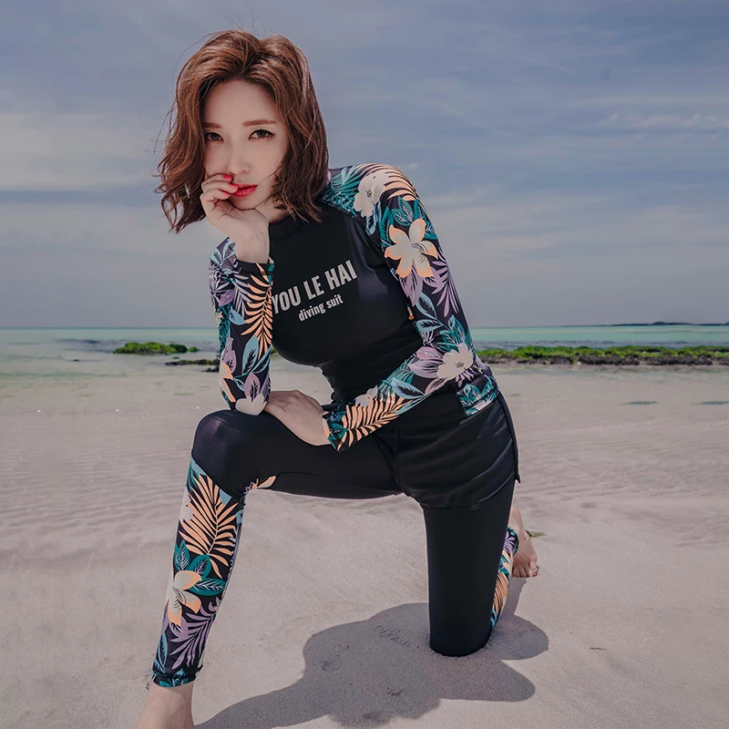 Женский купальник с длинными рукавами и принтом черный топ цветочным + шорты