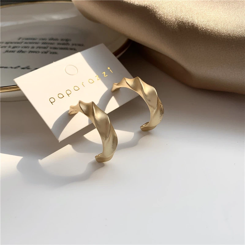 Модные индивидуальные темпераментные серьги гвоздики с металлическим матовым