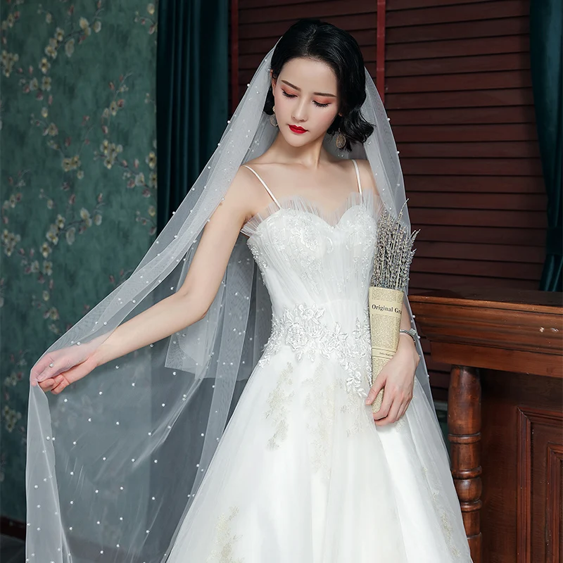 Белая двухслойная короткая свадебная вуаль с расческой расшитая блестками фата