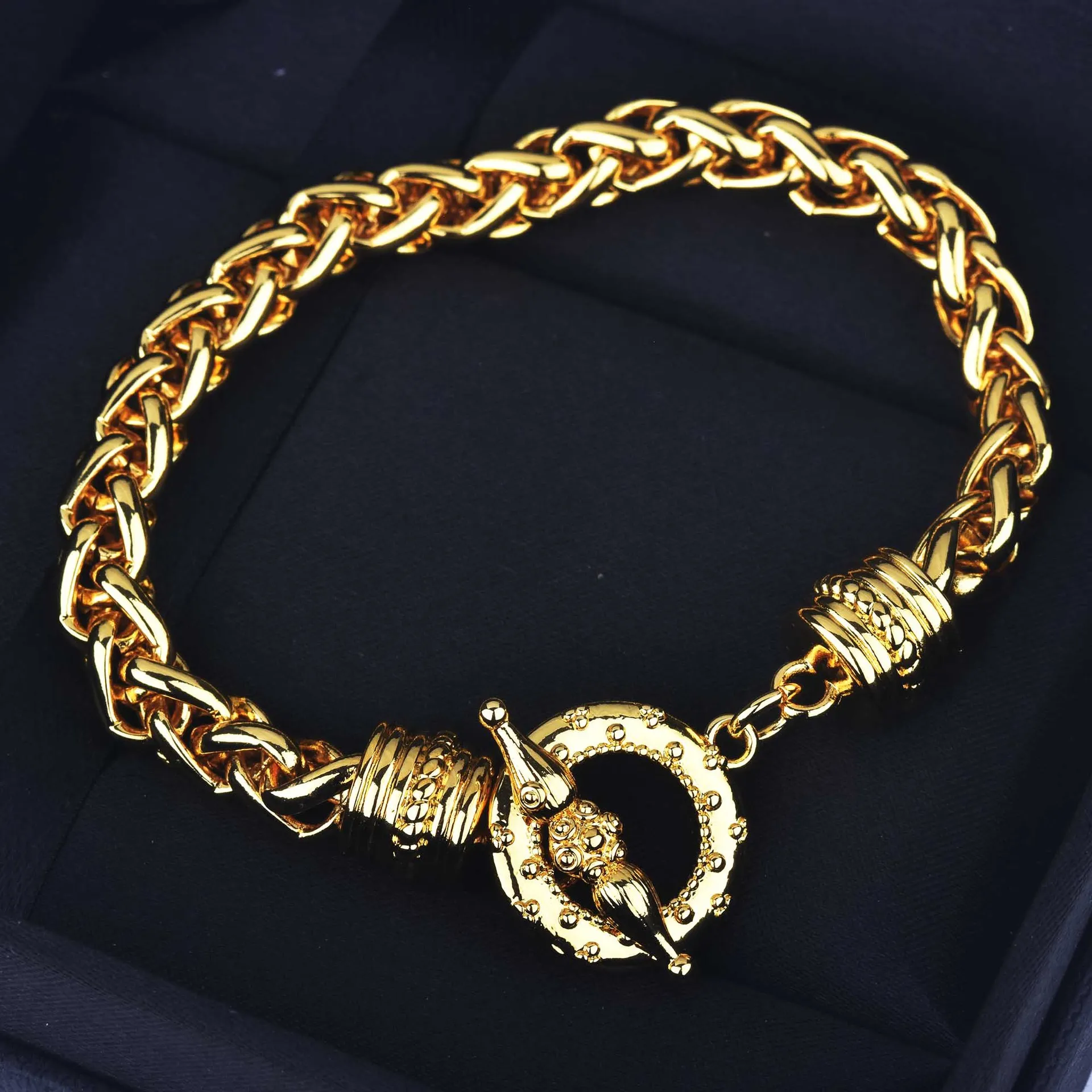 

Retro Hip-hop Unisex Gold Bracelets Carved Flowers Ring Buckle Chain Bracelets Personality Trendy Jewelry Punk Party Accessoires
