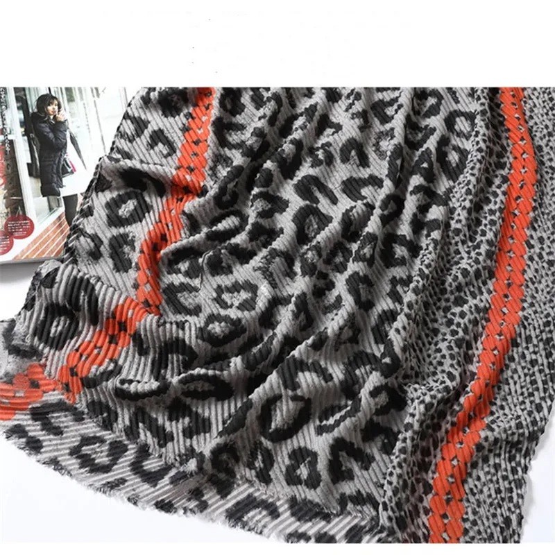

2020 Trendy Women Leopard Print Scarf Winter Cotton Shawl Snood Designer Crinkle Scarves Foulard Femme Muslim Hijab Sjaal