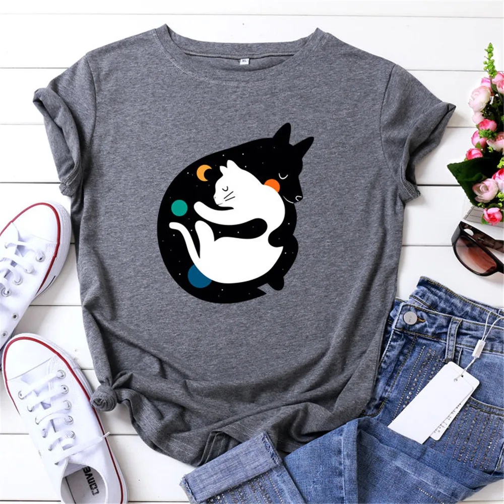 

Футболка женская хлопковая с коротким рукавом, забавная обнимающаяся, с рисунком черной собаки, белого кота, лучший вариант летней модели 5XL