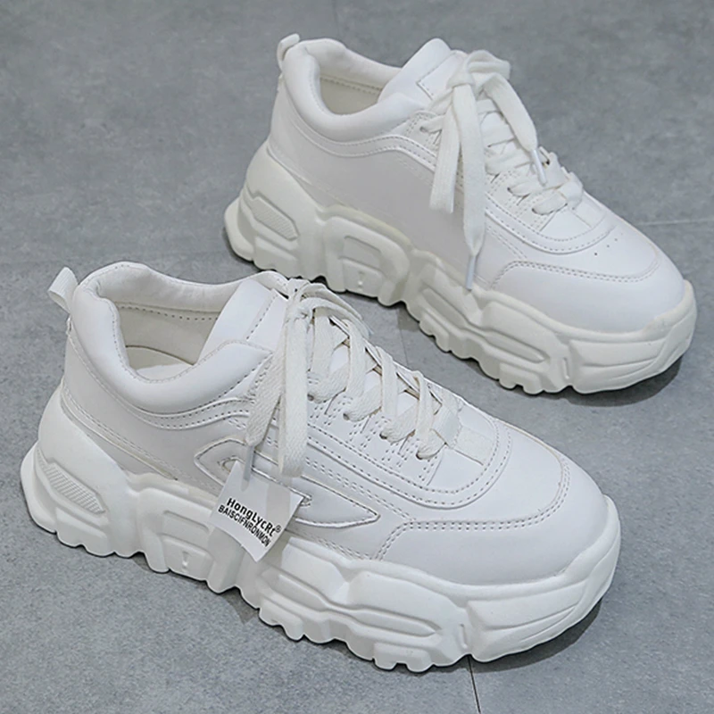 Женские массивные кроссовки белые кожаные на платформе меху повседневная обувь