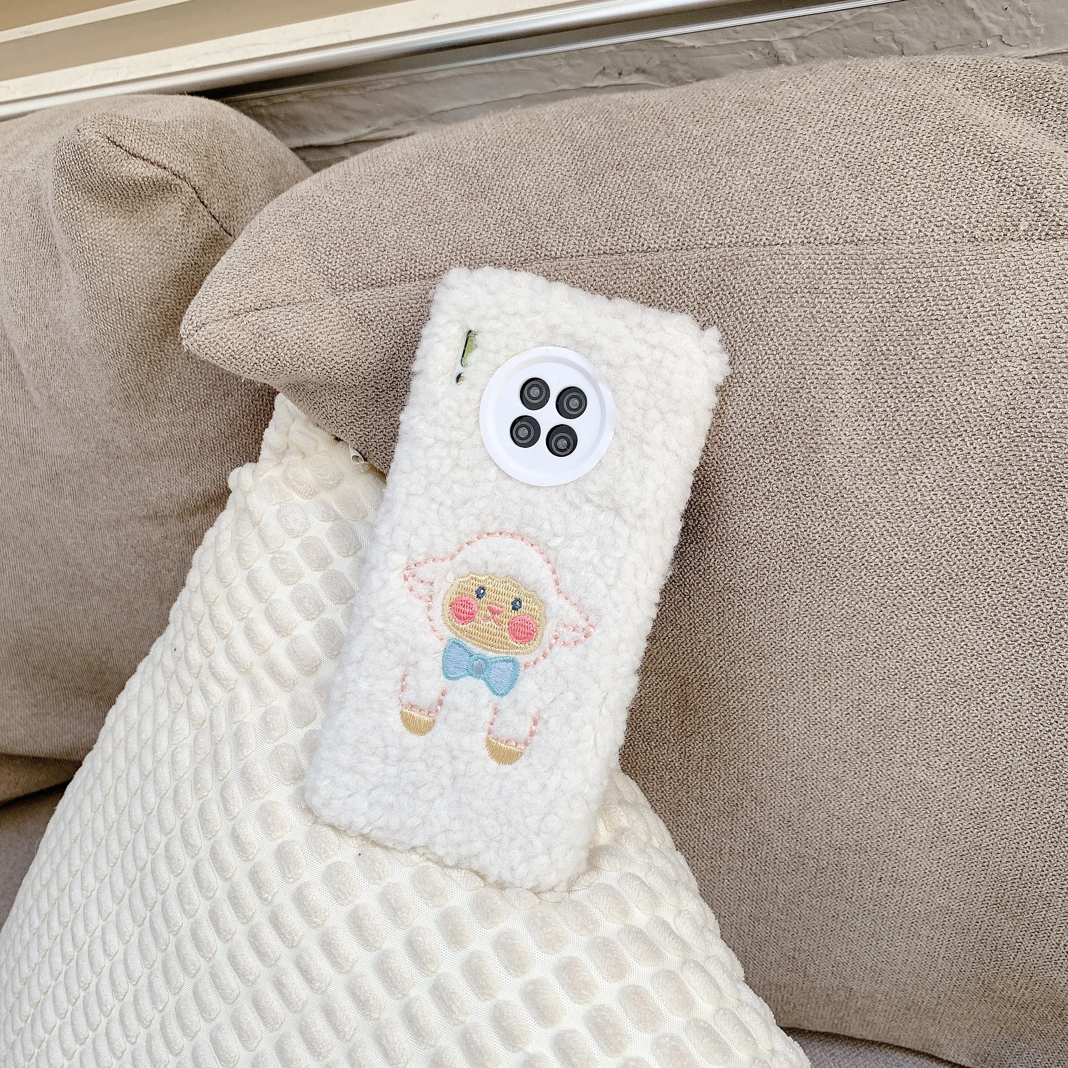 

Plush white lamb is suitable for HUAWEI P30 pro mobile phone case nova5/6/ 7/mate 40 protective cover